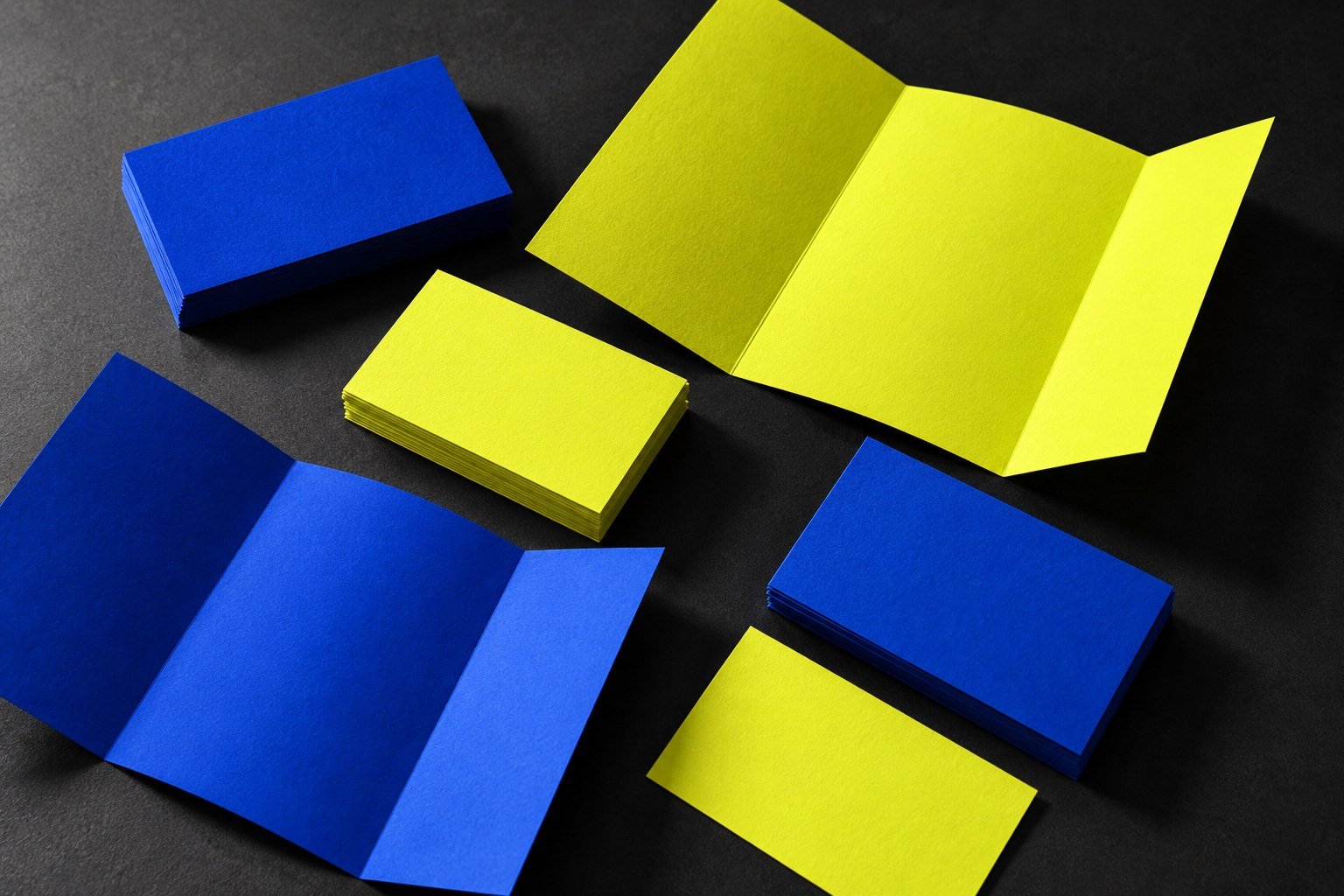 Composizione illustrativa di materiali cartacei blu e gialli